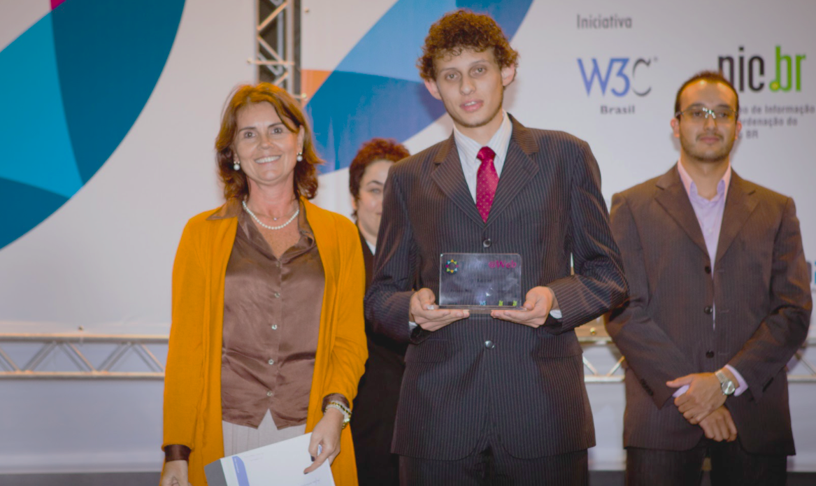 Lael Nervis recebendo o trof&eacute;u do pr&ecirc;mio todos na web 2012