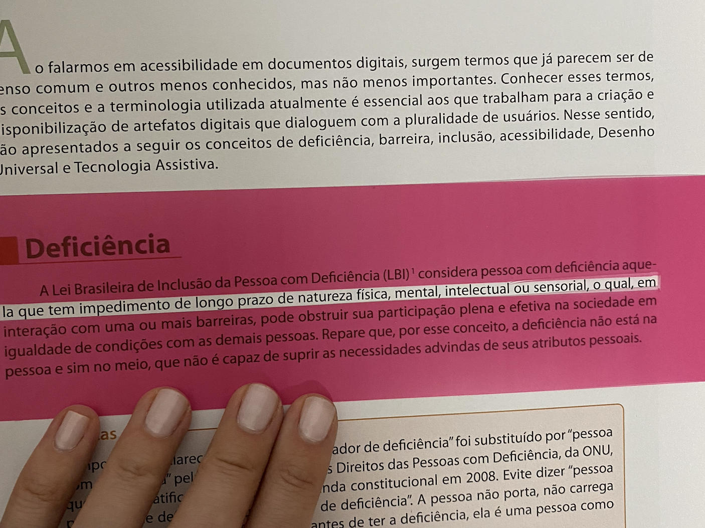 Ret&acirc;ngulo de pl&aacute;stico vermelho transl&uacute;cido sobreposto a uma p&aacute;gina de um livro, sendo que h&aacute; um recorte na &aacute;rea central do ret&acirc;ngulo da altura de uma linha do livro, deixando a mesma vis&iacute;vel ao leitor.