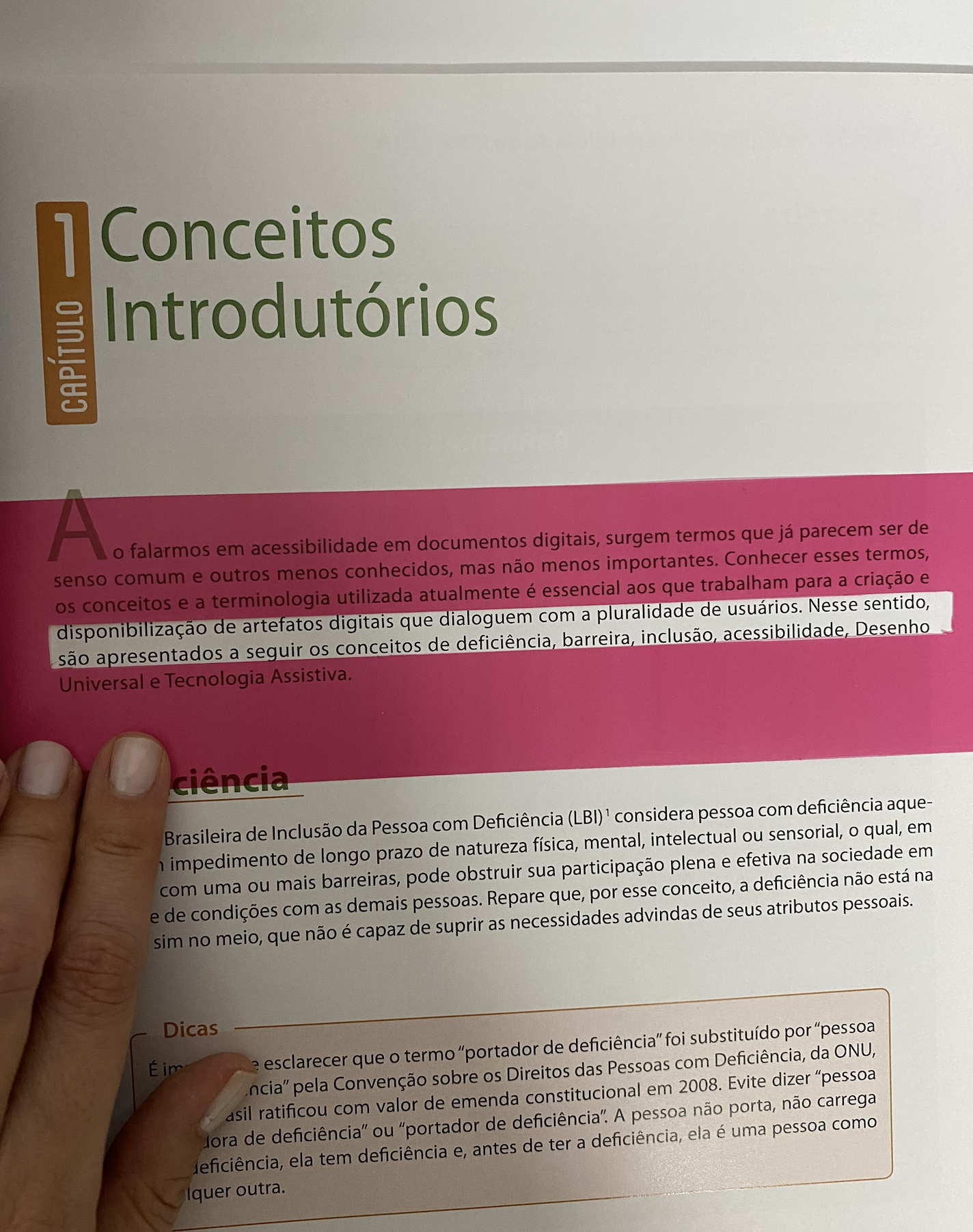 Ret&acirc;ngulo de pl&aacute;stico vermelho transl&uacute;cido sobreposto a uma p&aacute;gina de um livro, sendo que h&aacute; um recorte na &aacute;rea central do ret&acirc;ngulo da altura de duas linhas do livro, deixando as mesmas vis&iacute;veis ao leitor.